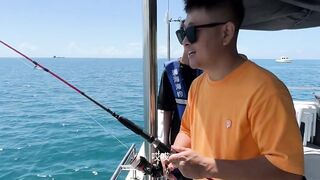 Каково это морская рыбалка в Sanya первые выезды на лодке в Южно Китайском море и живые эмоции рыбака