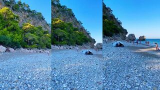 Дикий пляж Beldibi возле Kemer спокойное море сосны у кромки воды и почти полное отсутствие людей