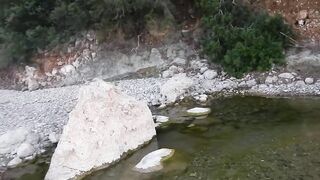 Река Göynük почти пересохла летний отдых в горах рядом с Кемером и прогулка по каменному руслу