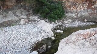 Река Göynük почти пересохла летний отдых в горах рядом с Кемером и прогулка по каменному руслу