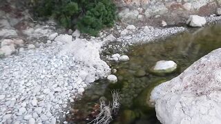 Река Göynük почти пересохла летний отдых в горах рядом с Кемером и прогулка по каменному руслу