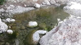 Река Göynük почти пересохла летний отдых в горах рядом с Кемером и прогулка по каменному руслу