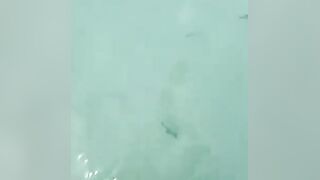 Морская рыбалка на Boracay маленькая лодка у рифа и первая серьёзная рыба в дневном выезде по волне