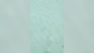 Морская рыбалка на Boracay маленькая лодка у рифа и первая серьёзная рыба в дневном выезде по волне