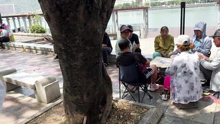 Прогулка по Sanya рынок морепродуктов на Хайнане как местные рыбаки продают свежий улов после ночной рыбалки