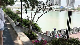 Прогулка по Sanya рынок морепродуктов на Хайнане как местные рыбаки продают свежий улов после ночной рыбалки