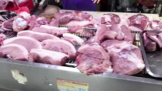 Прогулка по Sanya рынок морепродуктов на Хайнане как местные рыбаки продают свежий улов после ночной рыбалки