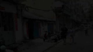 Прогулка по Sanya рынок морепродуктов на Хайнане как местные рыбаки продают свежий улов после ночной рыбалки