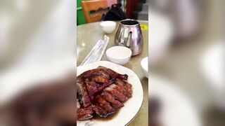 Прогулка по Sanya рынок морепродуктов на Хайнане как местные рыбаки продают свежий улов после ночной рыбалки