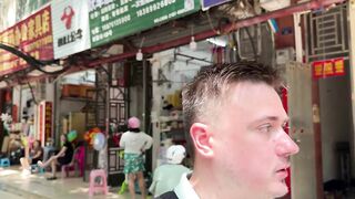 Прогулка по Sanya рынок морепродуктов на Хайнане как местные рыбаки продают свежий улов после ночной рыбалки