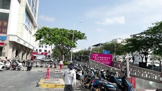 Прогулка по Sanya рынок морепродуктов на Хайнане как местные рыбаки продают свежий улов после ночной рыбалки