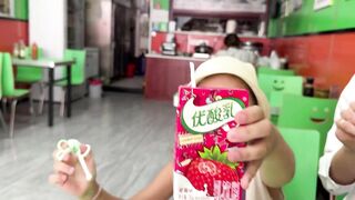 Прогулка по Sanya рынок морепродуктов на Хайнане как местные рыбаки продают свежий улов после ночной рыбалки