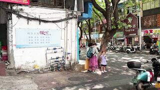 Прогулка по Sanya рынок морепродуктов на Хайнане как местные рыбаки продают свежий улов после ночной рыбалки