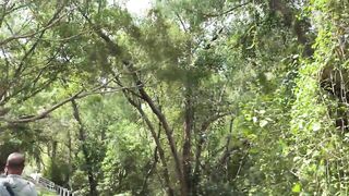 Прогулка по Sanya рынок морепродуктов на Хайнане как местные рыбаки продают свежий улов после ночной рыбалки