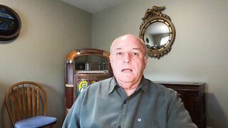 Ночная рыбалка на кальмаров Phu Quoc Вьетнам огни лодки и стайки кальмаров под бортом