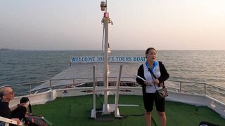 Ночная рыбалка на кальмаров Phu Quoc Вьетнам огни лодки и стайки кальмаров под бортом