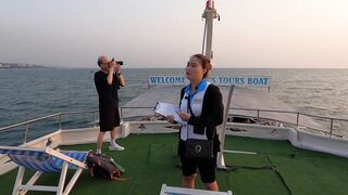 Ночная рыбалка на кальмаров Phu Quoc Вьетнам огни лодки и стайки кальмаров под бортом