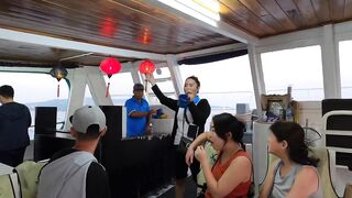 Ночная рыбалка на кальмаров Phu Quoc Вьетнам огни лодки и стайки кальмаров под бортом