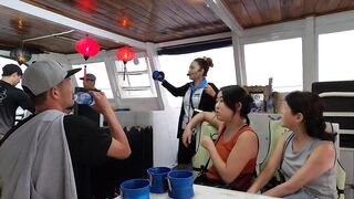 Ночная рыбалка на кальмаров Phu Quoc Вьетнам огни лодки и стайки кальмаров под бортом