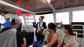 Ночная рыбалка на кальмаров Phu Quoc Вьетнам огни лодки и стайки кальмаров под бортом