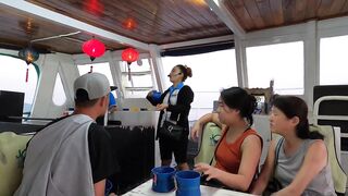 Ночная рыбалка на кальмаров Phu Quoc Вьетнам огни лодки и стайки кальмаров под бортом