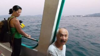 Ночная рыбалка на кальмаров Phu Quoc Вьетнам огни лодки и стайки кальмаров под бортом