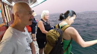 Ночная рыбалка на кальмаров Phu Quoc Вьетнам огни лодки и стайки кальмаров под бортом