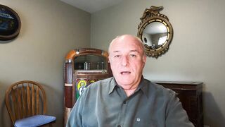 Ночная рыбалка на кальмаров Phu Quoc Вьетнам огни лодки и стайки кальмаров под бортом