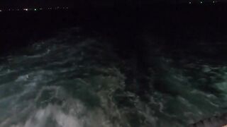 Ночная рыбалка на кальмаров Phu Quoc Вьетнам огни лодки и стайки кальмаров под бортом