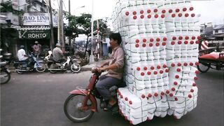 Ночная рыбалка на кальмаров Phu Quoc Вьетнам огни лодки и стайки кальмаров под бортом