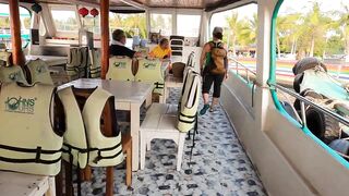 Ночная рыбалка на кальмаров Phu Quoc Вьетнам огни лодки и стайки кальмаров под бортом