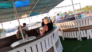 Ночная рыбалка на кальмаров Phu Quoc Вьетнам огни лодки и стайки кальмаров под бортом