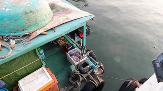 Ночная рыбалка на кальмаров Phu Quoc Вьетнам огни лодки и стайки кальмаров под бортом