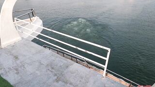 Ночная рыбалка на кальмаров Phu Quoc Вьетнам огни лодки и стайки кальмаров под бортом