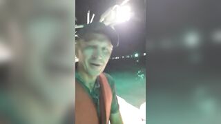 Ночная рыбалка на кальмаров остров Фукуок Вьетнам лодка огни в темноте и крошечные трофеи в ведре