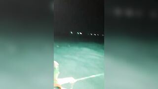 Ночная рыбалка на кальмаров остров Фукуок Вьетнам лодка огни в темноте и крошечные трофеи в ведре