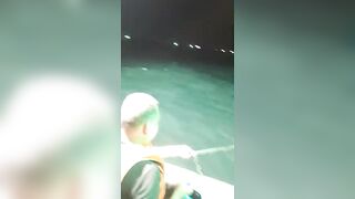 Ночная рыбалка на кальмаров остров Фукуок Вьетнам лодка огни в темноте и крошечные трофеи в ведре