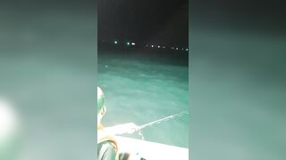 Ночная рыбалка на кальмаров остров Фукуок Вьетнам лодка огни в темноте и крошечные трофеи в ведре