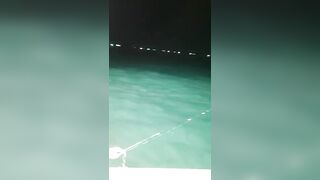 Ночная рыбалка на кальмаров остров Фукуок Вьетнам лодка огни в темноте и крошечные трофеи в ведре