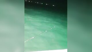 Ночная рыбалка на кальмаров остров Фукуок Вьетнам лодка огни в темноте и крошечные трофеи в ведре