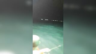 Ночная рыбалка на кальмаров остров Фукуок Вьетнам лодка огни в темноте и крошечные трофеи в ведре