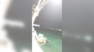 Ночная рыбалка на кальмаров остров Фукуок Вьетнам лодка огни в темноте и крошечные трофеи в ведре