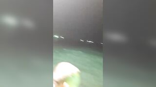 Ночная рыбалка на кальмаров остров Фукуок Вьетнам лодка огни в темноте и крошечные трофеи в ведре