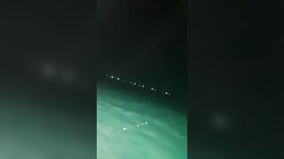 Ночная рыбалка на кальмаров остров Фукуок Вьетнам лодка огни в темноте и крошечные трофеи в ведре