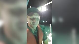 Ночная рыбалка на кальмаров остров Фукуок Вьетнам лодка огни в темноте и крошечные трофеи в ведре