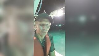 Ночная рыбалка на кальмаров остров Фукуок Вьетнам лодка огни в темноте и крошечные трофеи в ведре