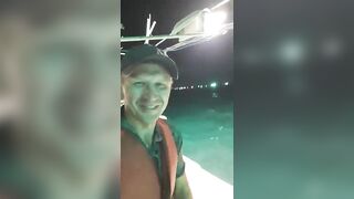 Ночная рыбалка на кальмаров остров Фукуок Вьетнам лодка огни в темноте и крошечные трофеи в ведре