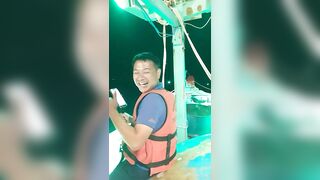 Ночная рыбалка на кальмаров остров Фукуок Вьетнам лодка огни в темноте и крошечные трофеи в ведре