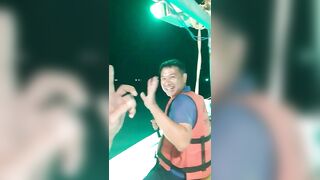 Ночная рыбалка на кальмаров остров Фукуок Вьетнам лодка огни в темноте и крошечные трофеи в ведре