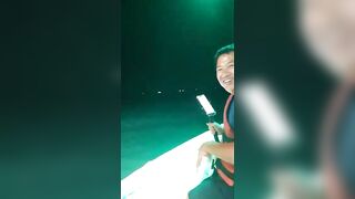 Ночная рыбалка на кальмаров остров Фукуок Вьетнам лодка огни в темноте и крошечные трофеи в ведре